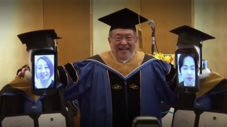 Estudiantes son reemplazados por robots en ceremonia de titulación de Japón debido al coronavirus Estudiantes son reemplazados por robots en ceremonia de titulación de Japón debido al coronavirus