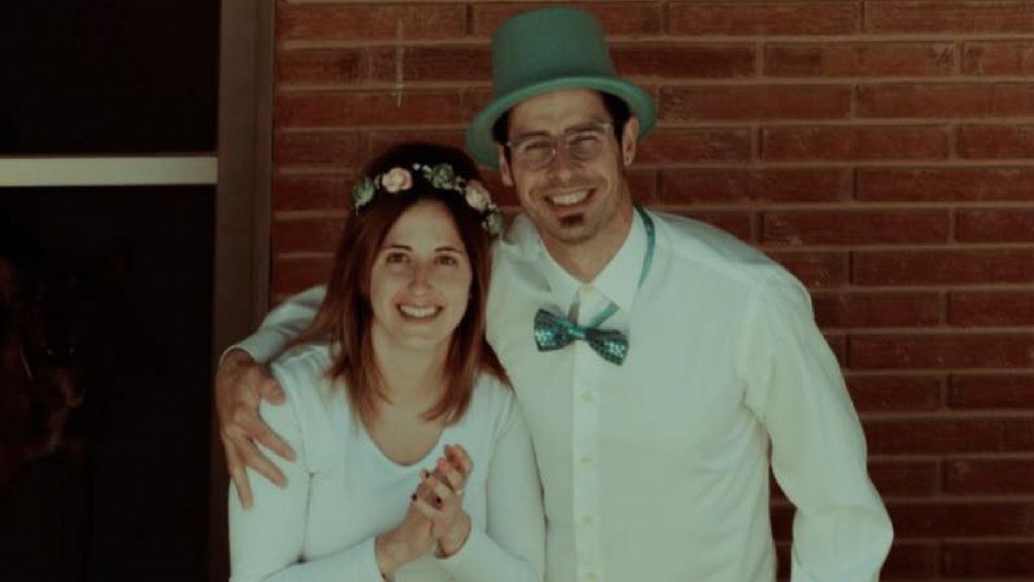 Amor en tiempos de coronavirus: Pareja española se casa en el balcón de su departamento Amor en tiempos de coronavirus: Pareja española se casa en el balcón de su departamento