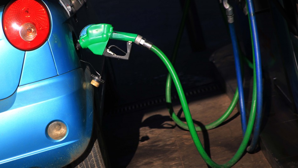 Imagen referencial ENAP informa una baja de $6 por litro de todos los combustibles desde este jueves