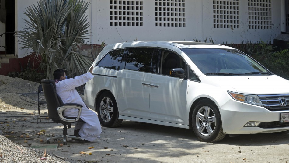 Curas confiesan a automovilistas en México Sacerdotes mexicanos confiesan a fieles en sus autos para evitar contagios de coronavirus
