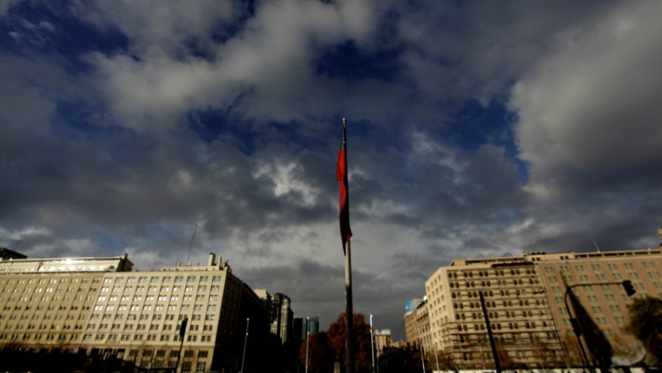 Imagen referencial Santiago con sol entre nubes: Revisa el pronóstico del tiempo