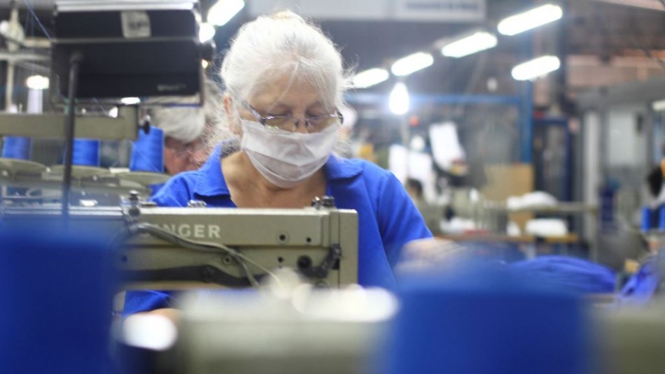 Coronavirus: Fábrica chilena confecciona y dona 500 uniformes clínicos para personal del hospital Roberto del Río Coronavirus: Fábrica chilena confecciona y dona 500 uniformes clínicos para personal del hospital Roberto del Río