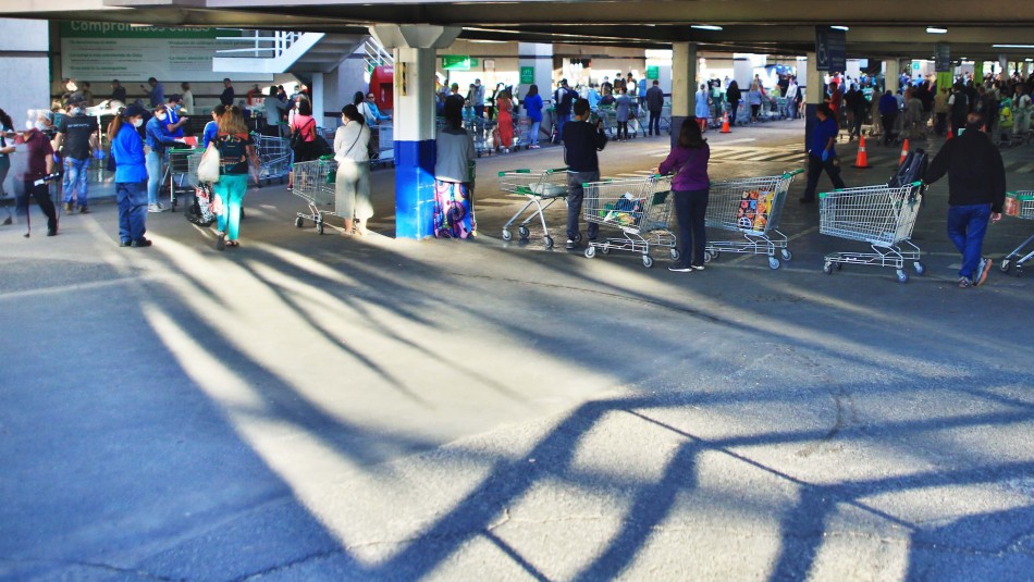 Foto referencial. Gobierno se querellará contra dos contagiados por COVID-19 sorprendidos en fila de supermercado de Ñuñoa