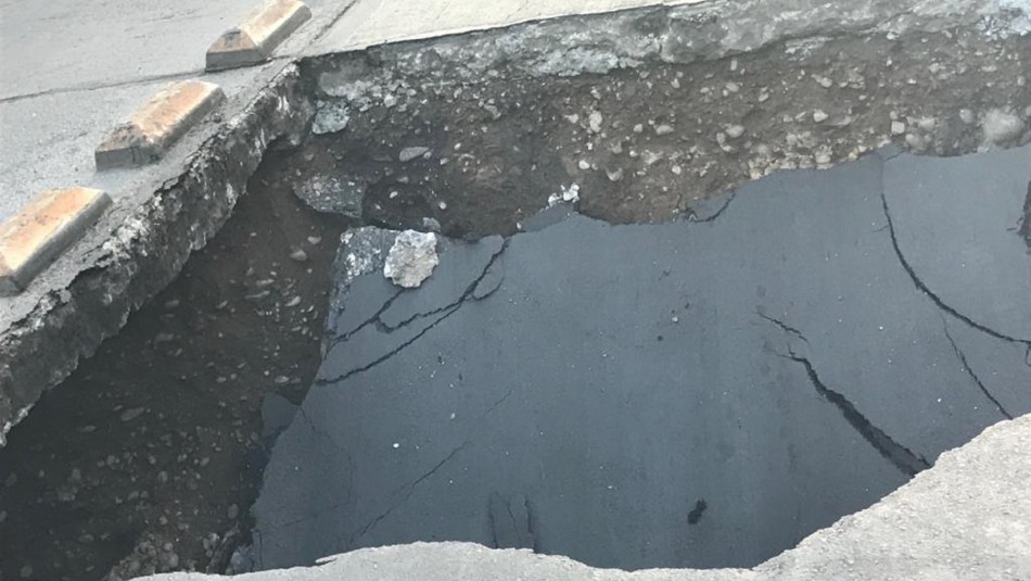 socavon alameda Socavón en la calzada obliga a realizar desvíos de tránsito en la Alameda