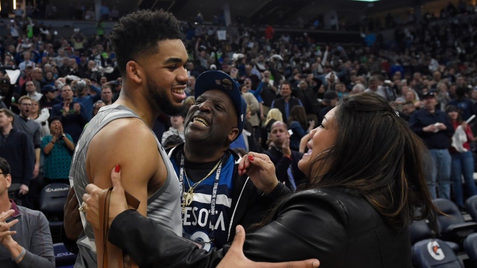 Karl-Anthony Towns y su madre Estrella de la NBA sufre la pérdida de su madre que murió por coronavirus