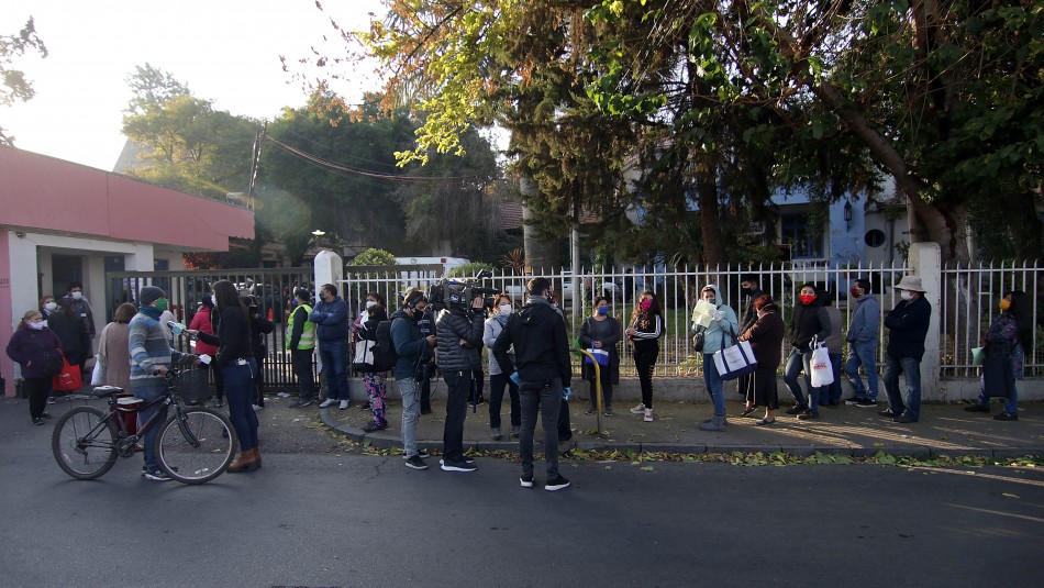 Diputado Juan Luis Castro anuncia querella por largas filas registradas en el Hospital Félix Bulnes Diputado Juan Luis Castro anuncia querella por largas filas registradas en el Hospital Félix Bulnes
