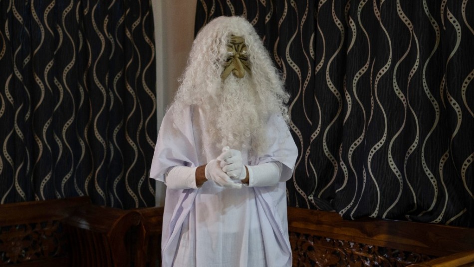 Fantasma en Malasia Con máscara y peluca,
