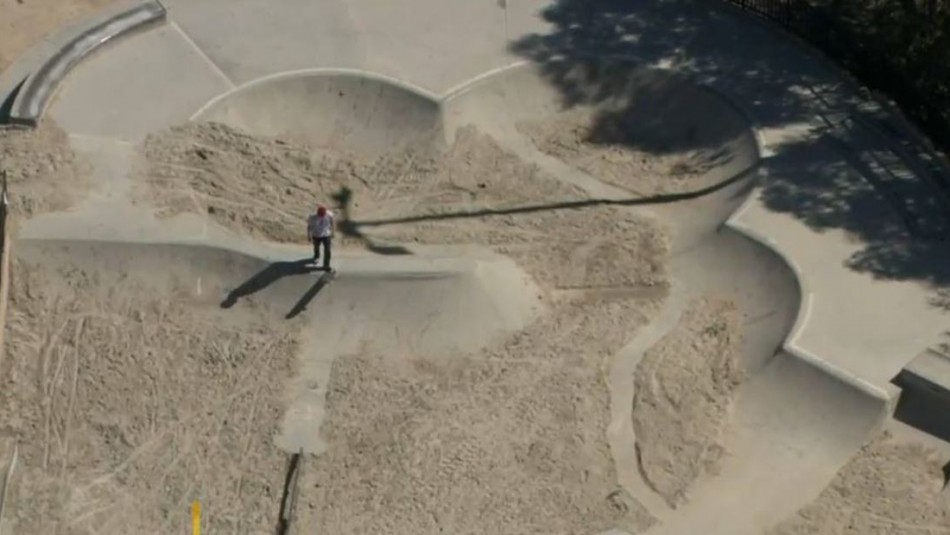 Parque de skate lleno de arena Llenan de arena parque de skate en Estados Unidos para que deportistas no vayan al lugar