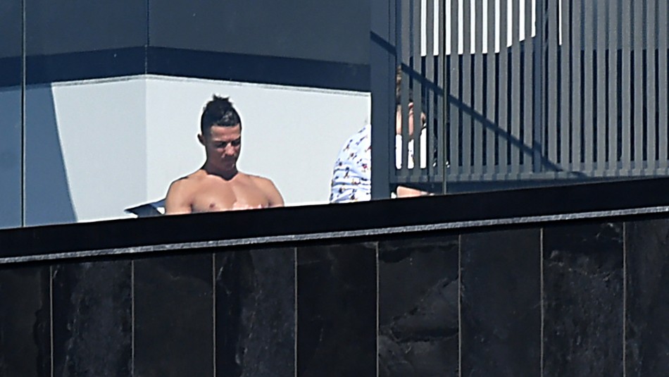 Cristiano Ronaldo Cristiano Ronaldo fue sorprendido una vez más rompiendo la cuarentena en Portugal
