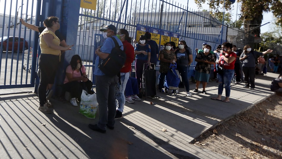 Foto referencial. Cierran supermercado en Maipú tras presencia de persona en situación de calle contagiada con COVID-19