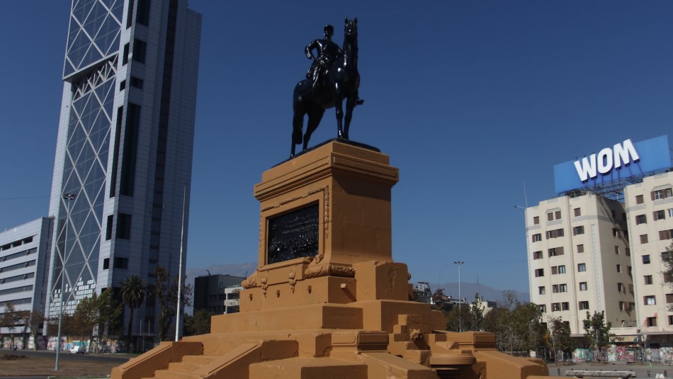 Monumento general Baquedano Pintan monumento de general Baquedano en Plaza Italia