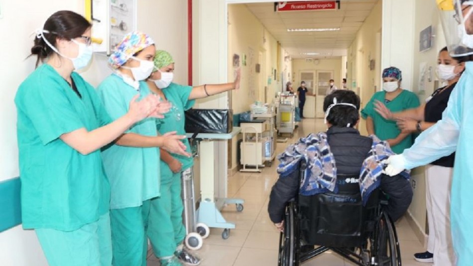 Paciente COVID-19 dado de alta en Hospital de La Serena Salió entre aplausos: Dan de alta a primer paciente contagiado de COVID-19 en Hospital de La Serena