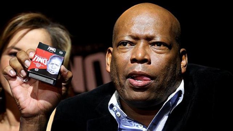 Faustino Asprilla Asprilla promociona sus preservativos.