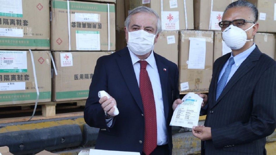 Jaime Mañalich y embajador Xu Bu Gobierno recibe donación de China que incluye la entrega de ventiladores mecánicos