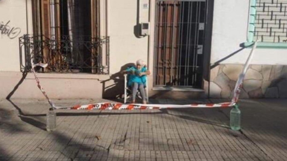 Anciana cercó frontis de su casa para poder tomar el sol en medio de la cuarentena por coronavirus Anciana cercó frontis de su casa para poder tomar el sol en medio de la cuarentena por coronavirus