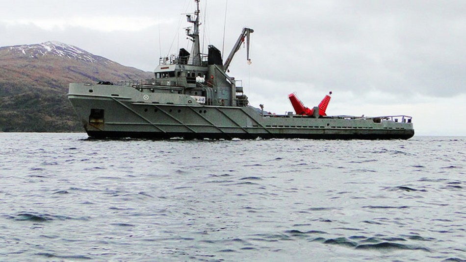 Armada de Chile realiza operativo para rescatar a buque varado en la Antártica Armada de Chile realiza operativo para rescatar a buque varado en la Antártica
