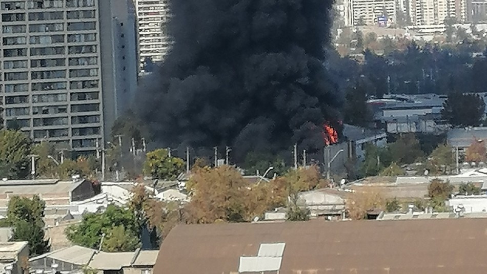 Gran columna de humo deja incendio que afecta a galpón en Santiago Centro Gran columna de humo deja incendio que afecta a galpón en Santiago Centro