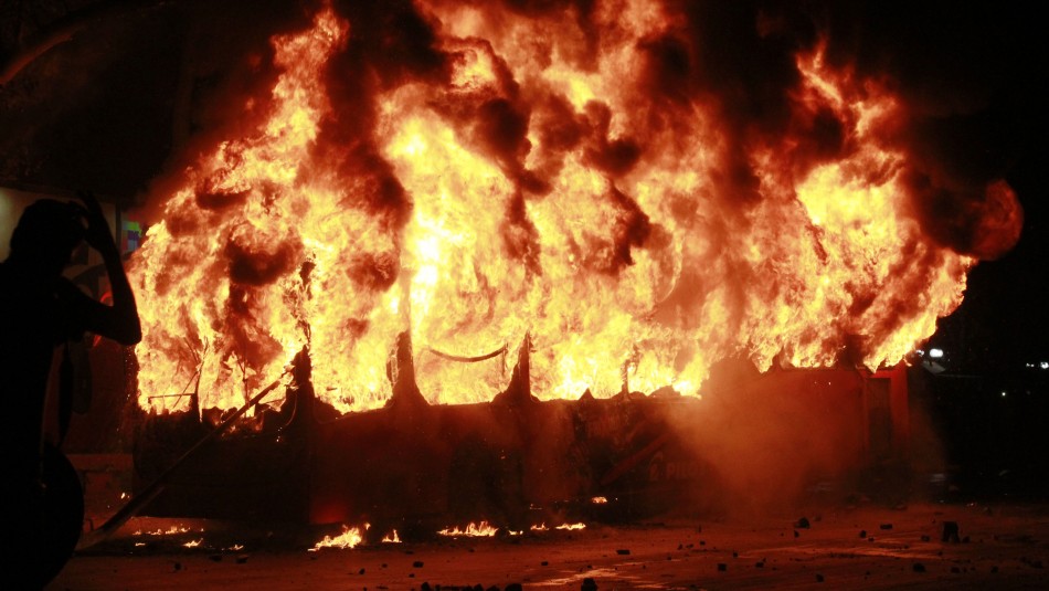 Carabineros detuvo a manifestante que incendió bus del Transantiago Carabineros detuvo a manifestante que incendió bus del Transantiago en Villa Francia