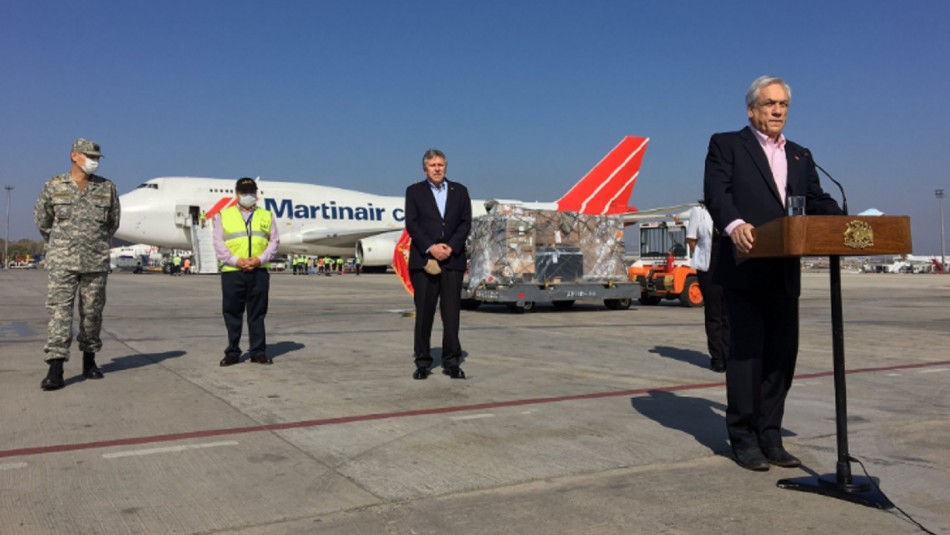 Presidente Piñera recibe cargamento de ventiladores mecánicos en el aeropuerto Piñera tras recibir 72 ventiladores mecánicos: