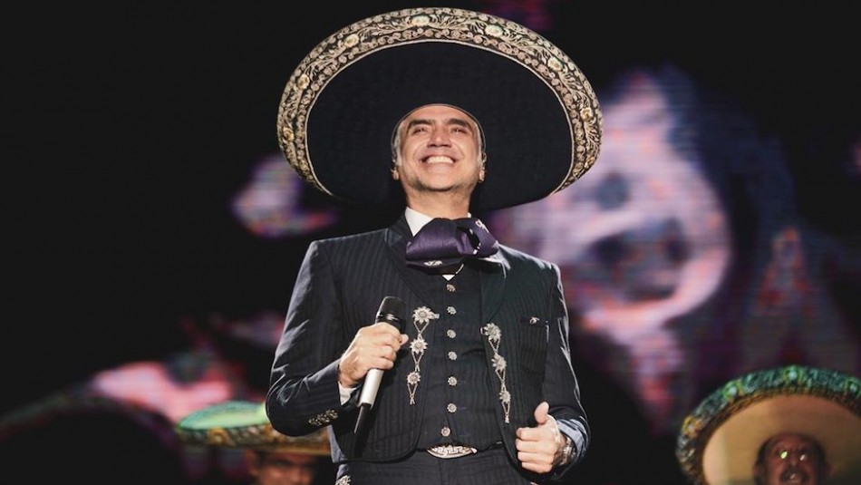 El hijo de Alejandro Fernández es más alto que su padre y hasta lo levanta para felicitarlo en su cumpleaños 49 El hijo de Alejandro Fernández es más alto que su padre y hasta lo levanta para felicitarlo en su cumpleaños 49