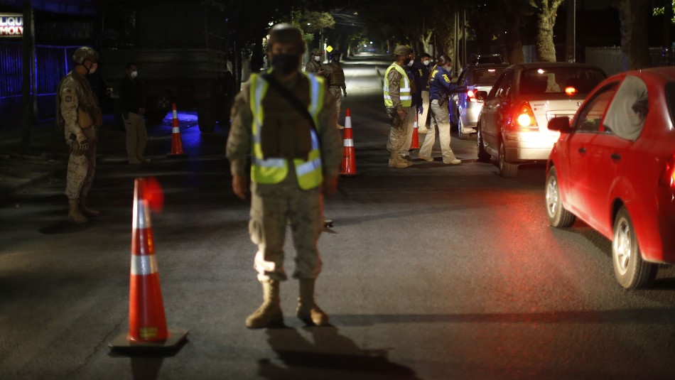 Imagen referencial. Carabineros informó que se registraron 613 detenciones por no respetar el toque de queda