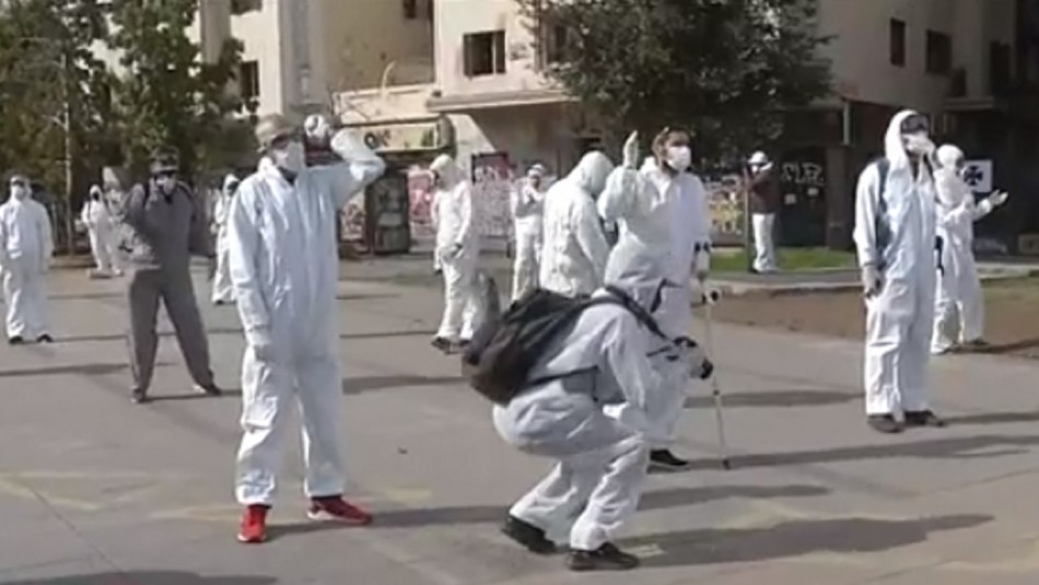 Manifestación a un costado de Plaza Baquedano Grupo de manifestantes con overoles blancos protestó a un costado de Plaza Baquedano