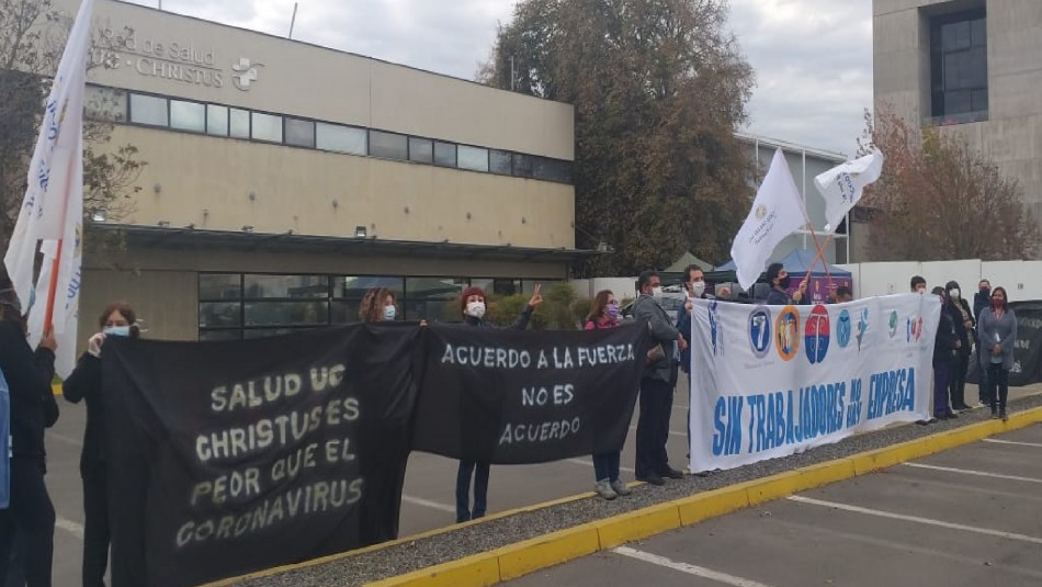 Trabajadores de UC Christus se manifiestan luego que Red se acogiera a Ley de Protección de Empleo Trabajadores de UC Christus se manifiestan luego que Red se acogiera a Ley de Protección de Empleo