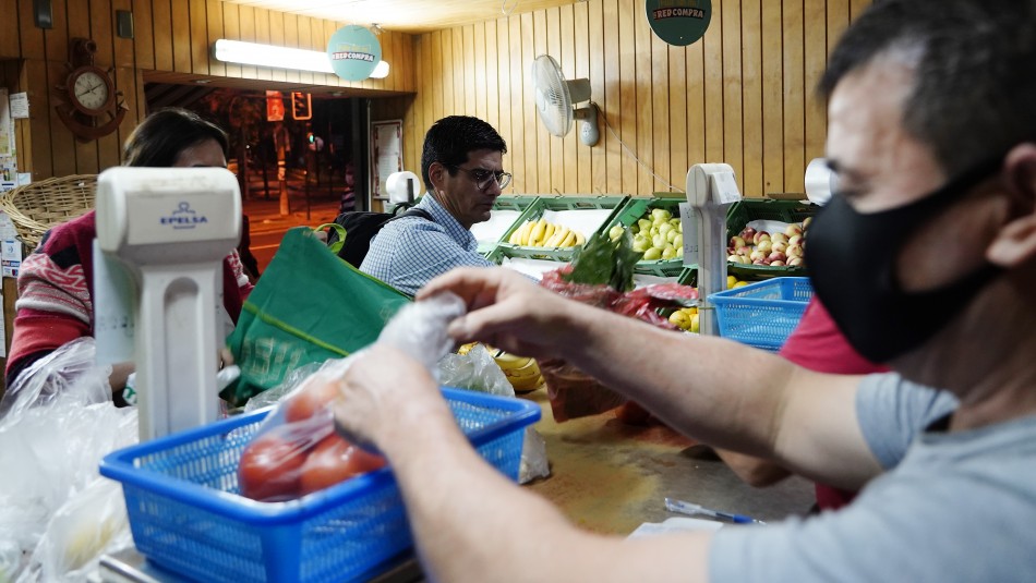 Ventas del Comercio Minorista en la RM caen un 19% en marzo: Solo supermercados presentan alzas Ventas del Comercio Minorista en la RM caen un 19% en marzo: Solo supermercados presentan alzas