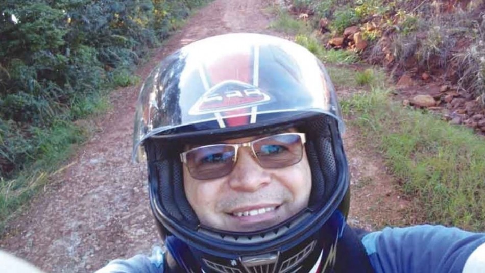 Profesor argentino repartió en moto cuadernillos a sus alumnos Profesor argentino viajó 3 días en moto para entregar material educativo a alumnos sin internet