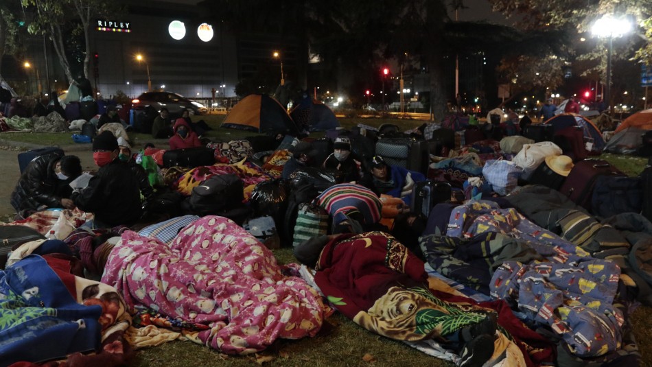 Ciudadanos bolivianos pasan la noche en las afueras del consulado en Santiago Ciudadanos bolivianos pasan la noche en las afueras del consulado en Santiago