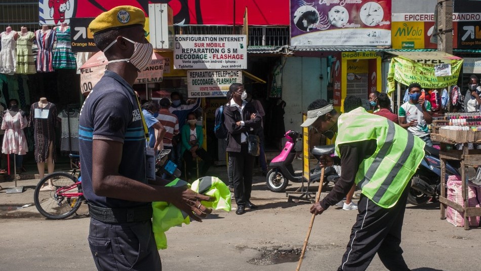 Deben limpiar las calles: El castigo que impone Madagascar a quienes transiten sin mascarilla Deben limpiar las calles: El castigo que impone Madagascar a quienes transiten sin mascarilla