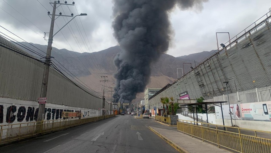 Gran incendio afecta a galpón de la Zona Franca de Iquique Gran incendio afecta a galpón de la Zona Franca de Iquique