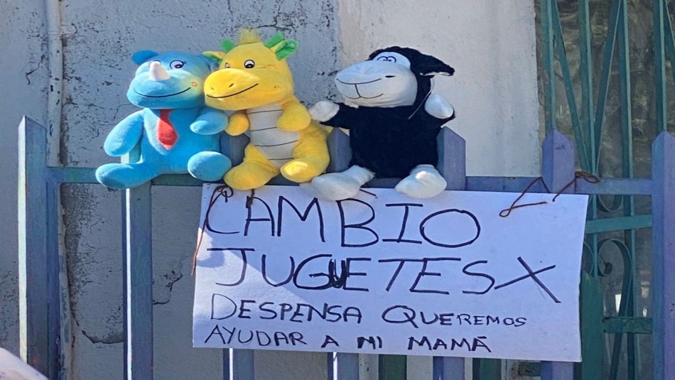 Niño ofrece sus juguetes a cambio de comida para su familia por crisis del coronavirus en México Niño ofrece sus juguetes a cambio de comida para su familia por crisis del coronavirus en México