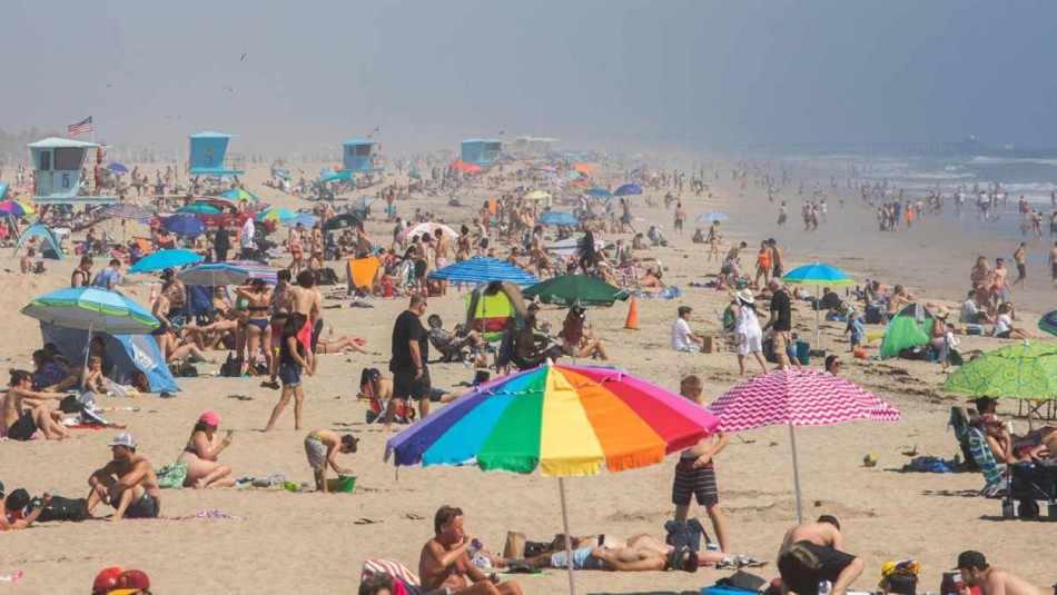 Ordenan cierre total de playas en condado de California ante alta llegada de turistas Ordenan cierre total de playas en condado de California ante alta llegada de turistas