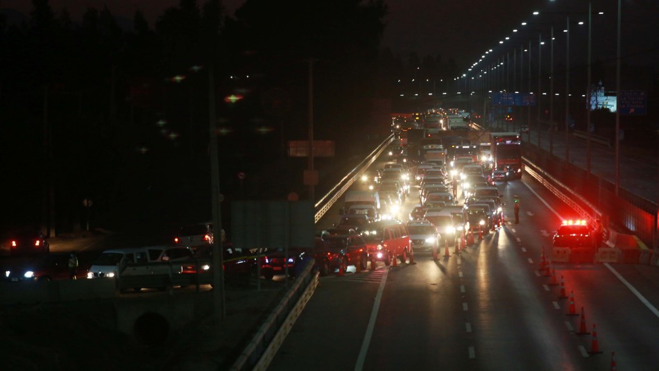 Gran congestión vehicular se registra en carreteras debido a cordones sanitarios
