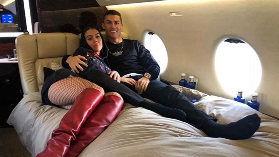 Cristiano Ronaldo Cristiano Ronaldo viaja en su jet privado.