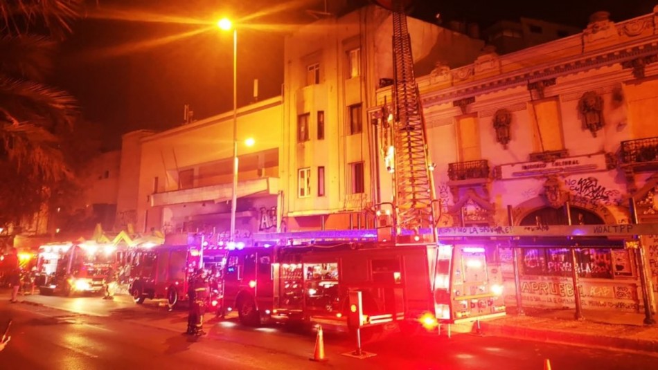Incendio afectó a cité contiguo al Cine Arte Alameda en el centro de Santiago Incendio afectó a cité contiguo al Cine Arte Alameda en el centro de Santiago