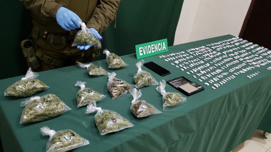 Evidencia de drogas de sujetos detenidos Detienen a dos personas que trasladaban más de mil dosis de marihuana y pasta base