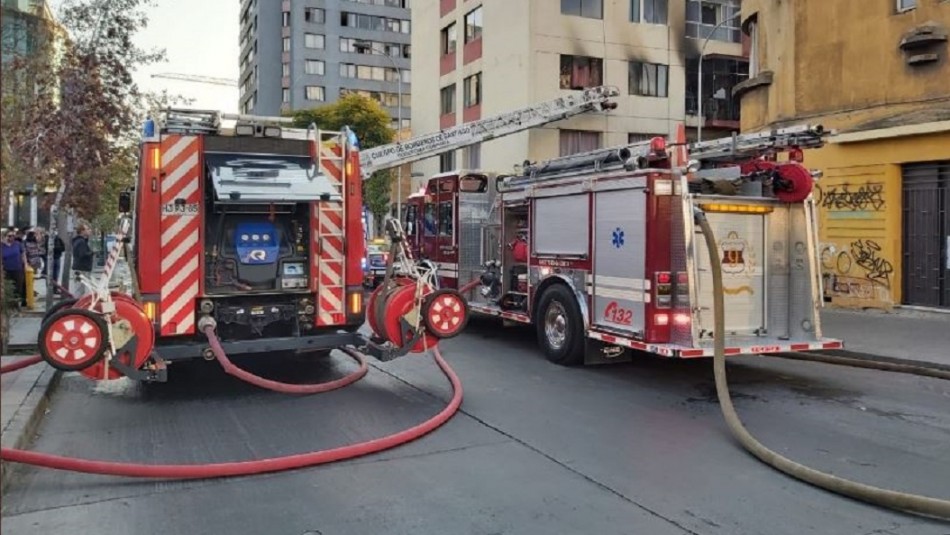 Incendio afecta a departamento en Santiago Centro Incendio afecta a departamento en Santiago Centro