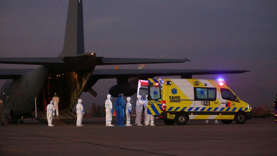 Trasladan en avión de la FACh a pacientes con coronavirus desde la RM a Concepción