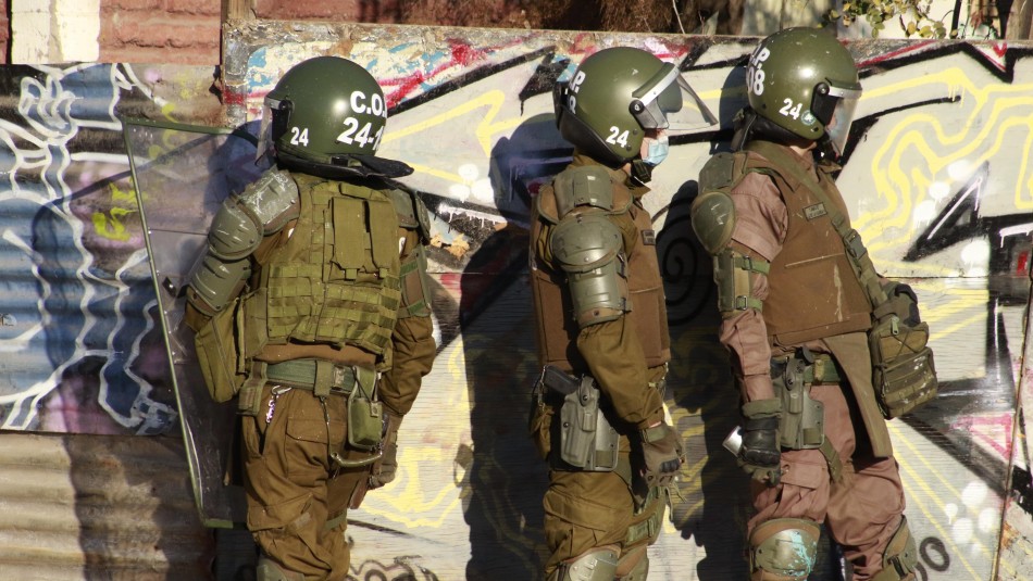 Imagen referencial Gracias a un dron: Detienen a ocho sujetos que estaban disparando en contra de Carabineros en San Joaquín