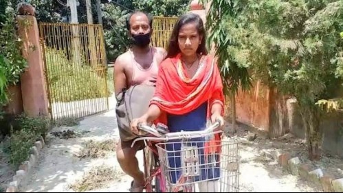Quinceañera pedaleó 1.200 kilómetros para regresar a casa con su padre discapacitado en India