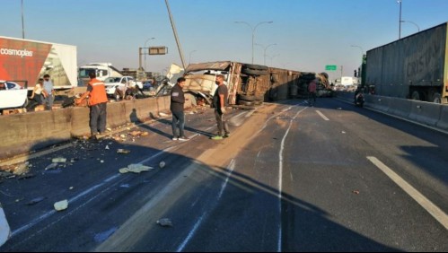 Volcamiento de camión que transportaba aceite genera corte de tránsito en General Velásquez