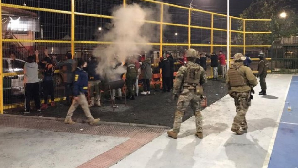Detenidos por asado en multicancha de Coronel Detienen a 15 personas que realizaban asado en una multicancha de Coronel en pleno toque de queda