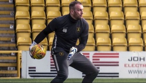 Equipo de Europa pregunta a sus hinchas por Twitter si despide o no a su actual arquero