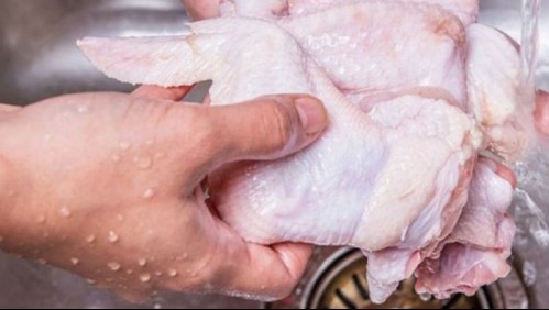 Expertos explican por qué se debe evitar lavar el pollo antes de cocinarlo