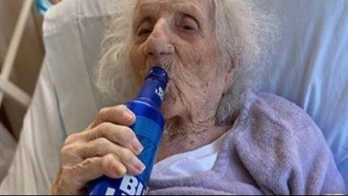 Anciana de 103 años supera el coronavirus y celebra con una cerveza fría