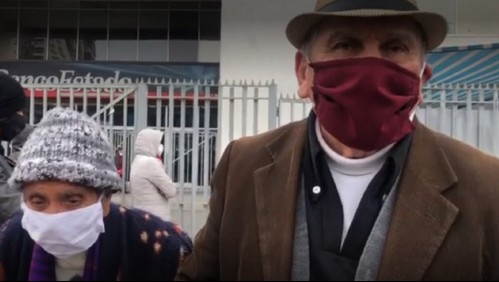 Hombre mayor y su madre de 102 años acuden a banco en medio de la pandemia: 'Nos atendieron rápido'