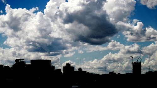 Santiago entre nubes y sol: Revisa el pronóstico del tiempo