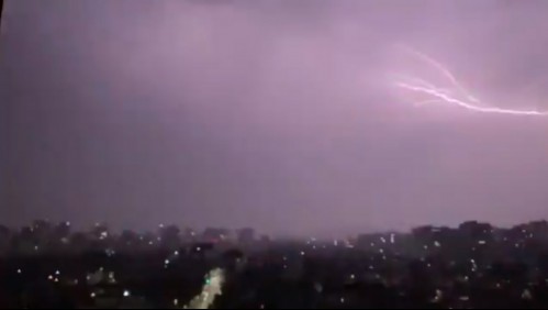 Usuarios de redes sociales registran tormenta eléctrica en Santiago